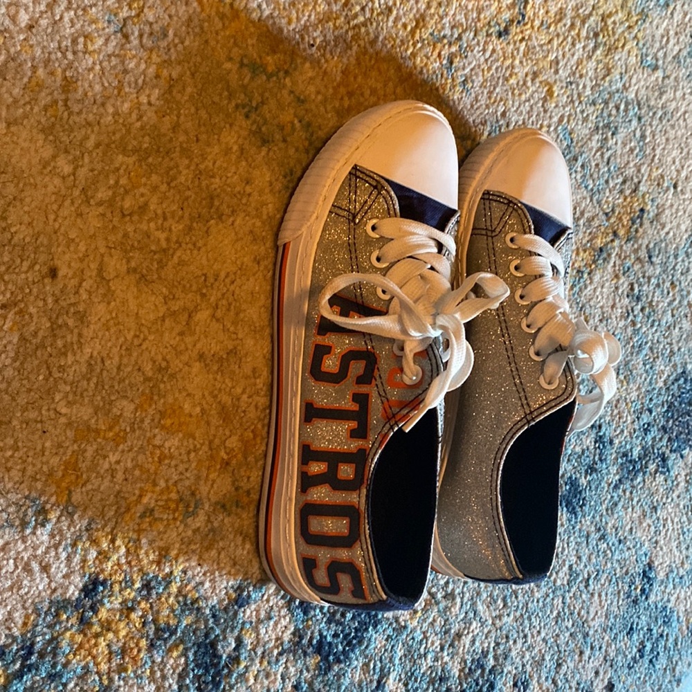 Astros shoes!!🧡💙 very comfy and only worn 1 and are In amazing condition!!!